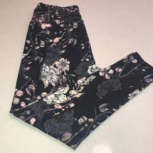 Never been worn Victoria Secret 7/8 legging.